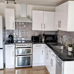  Apartment Comfy 2 Bed Flat With Free Parking, Close To Tube United Kingdom
